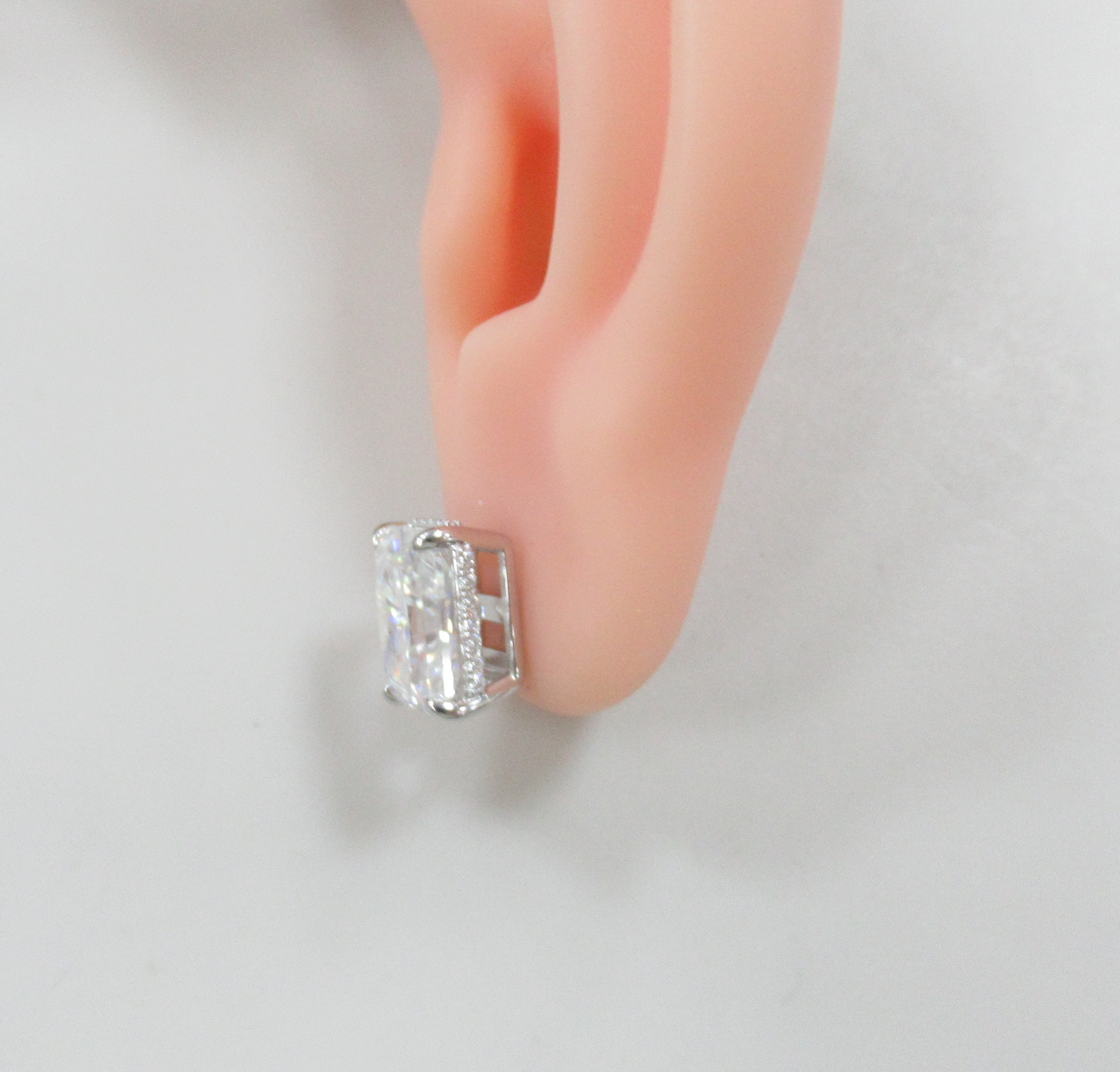 Серебряные серьги-пусеты с муассанитами